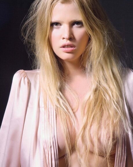 Lara Stone xxx nackten bild