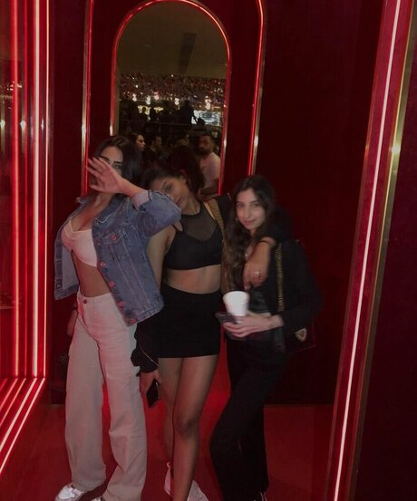 Pakhi Gadh model exklusive archiv