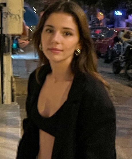 ebrarkrbkn nackt hübsche galerie