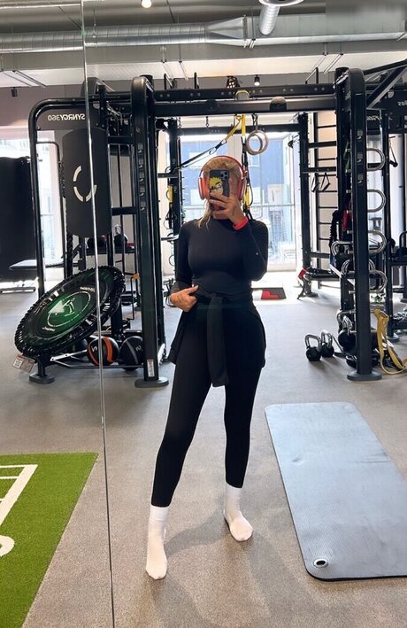 Loredana Zefi schöne porno bild