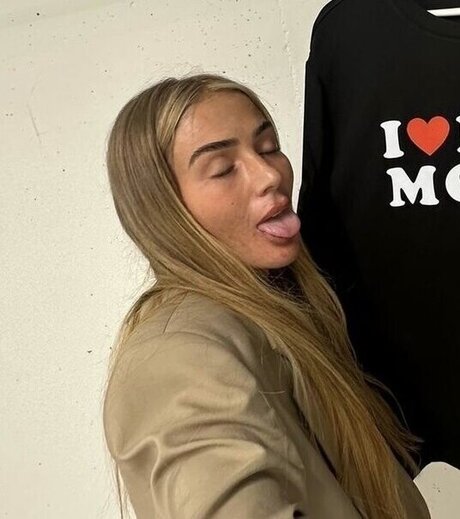 Loredana Zefi porno pornostar bilder