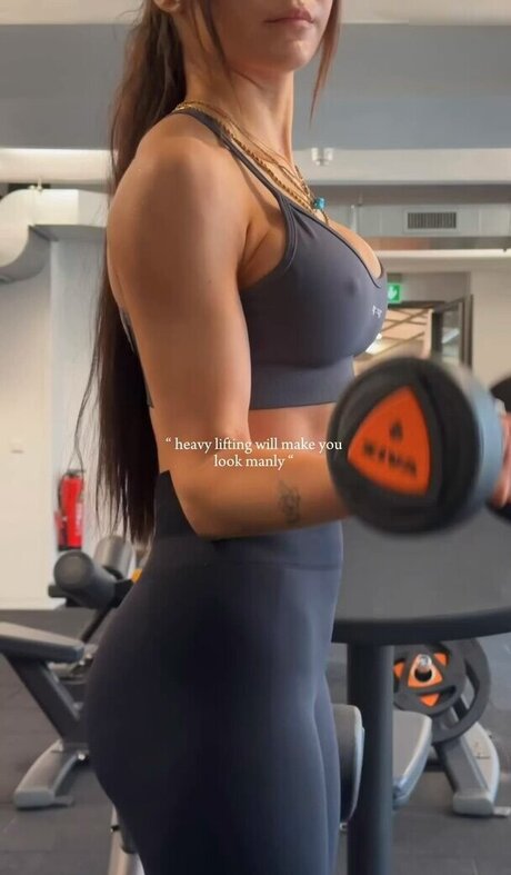 Merve zkan model nacktheit foto