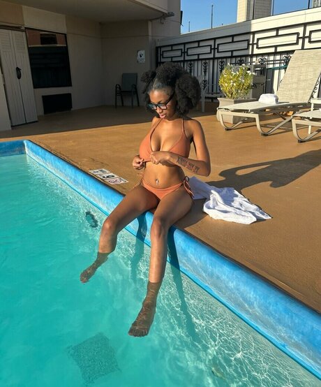 Alicia Adams sexy akt archiv