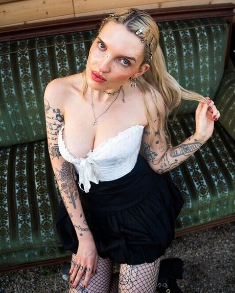 Mia Morgan exklusive akt bild