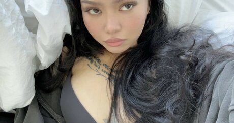 Bella Poarch sexy kunst galerie