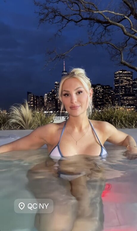 Giulie Hope Santana perfekte akt archiv