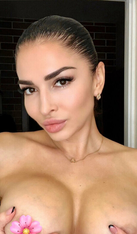 Caroline ASMR nackt xxx bild