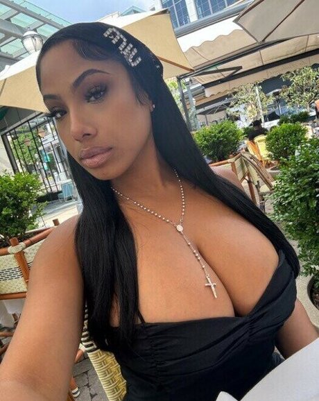 ayisha mia top nackte foto