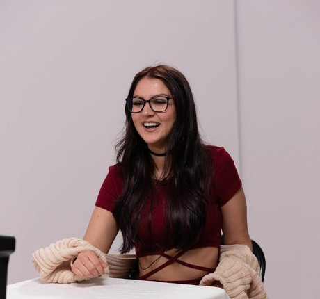 Aliythia porno heiße foto