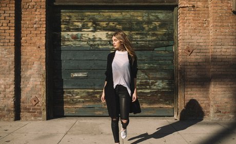 Camila Morrone exklusive sexy bild