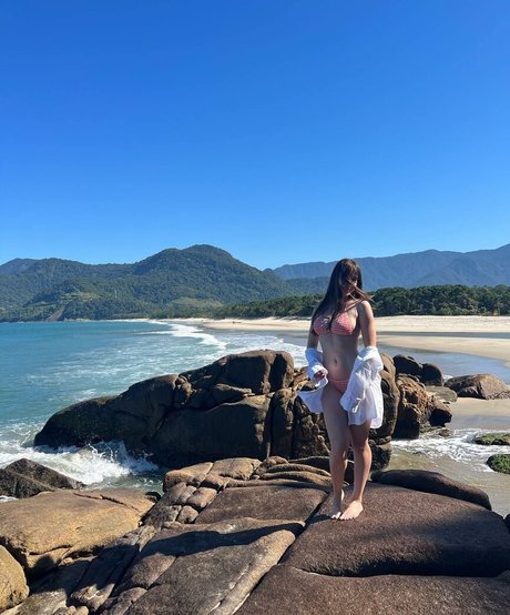 Jhulia Pimentel hübsche akt bild