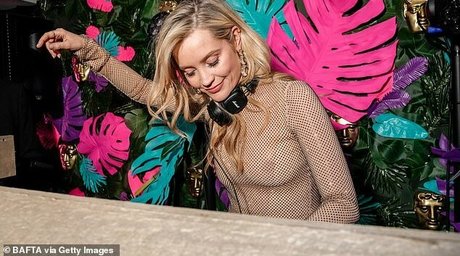 Laura Whitmore pornografische galerie
