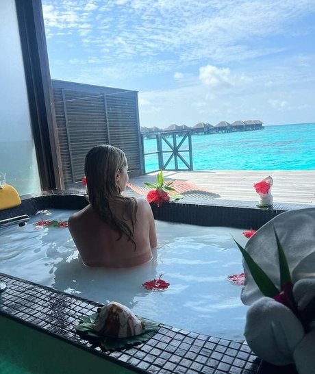 Laura Whitmore kunst perfekte bilder