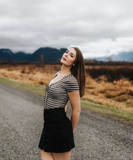 Lauren Southern nackt nette foto