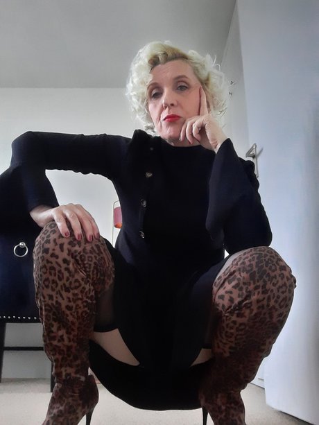 Mistress Lola Von J nacktheit schöne foto
