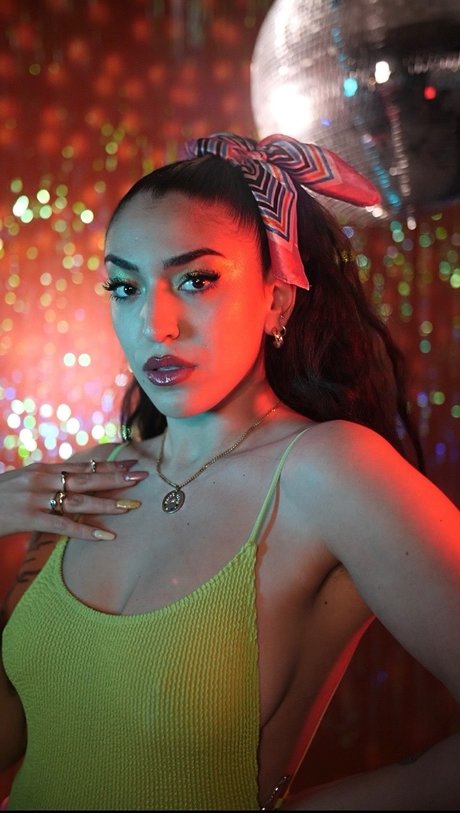 Miriam Ayaba schöne akt fotos