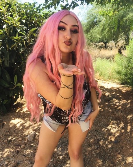 M V Z E hübsche nacktheit foto