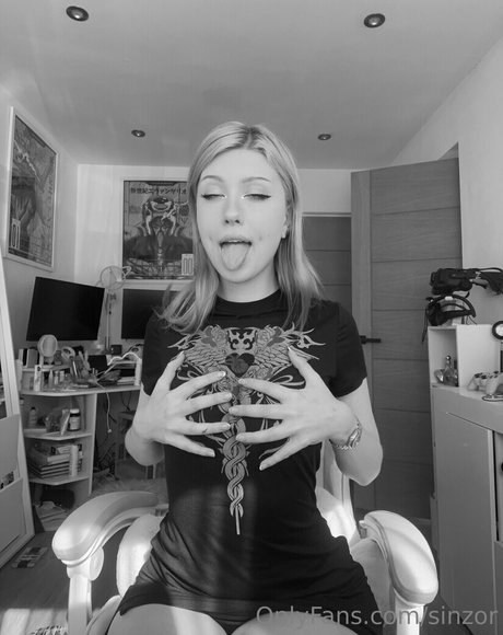 sinzor schauspielerin akt galerie