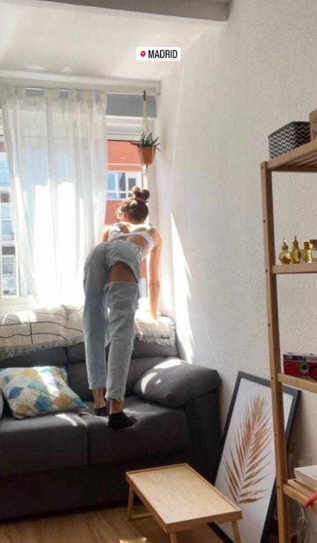 Gina Llebaria sexy top foto