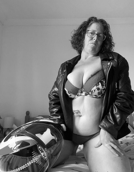 khariscurves hübsche nackt bilder