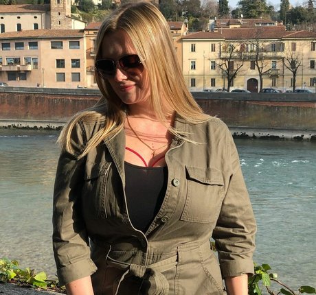 zierliche milf onlyfans erwachsene nette bild