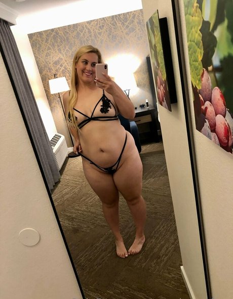 peachycatfree schauspielerin schöne fotos