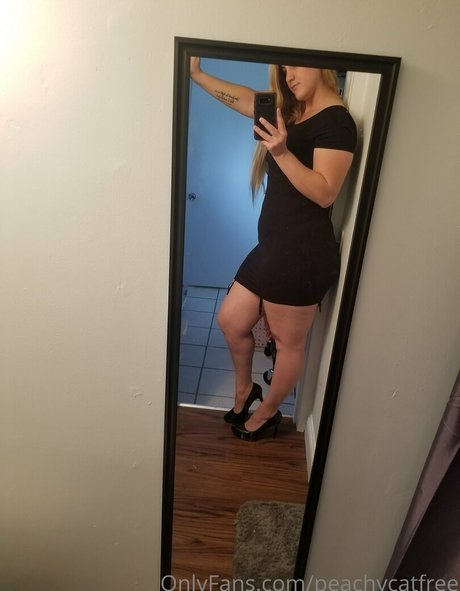 peachycatfree nackt kunst galerien