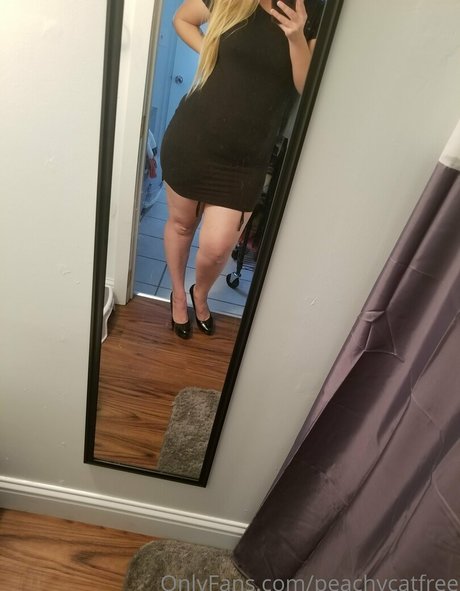 peachycatfree model kunst galerie