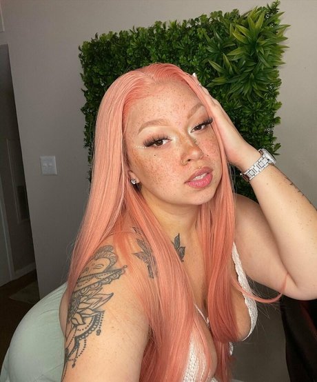 AHintOfRed model erotische fotos