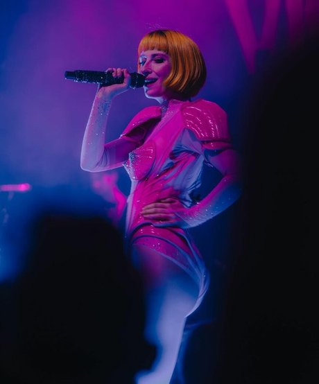 Tessa Violet heiße akt galerien