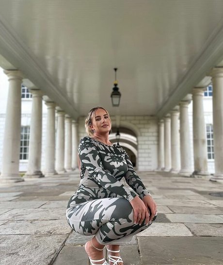 LAURA GOLD model akt bilder