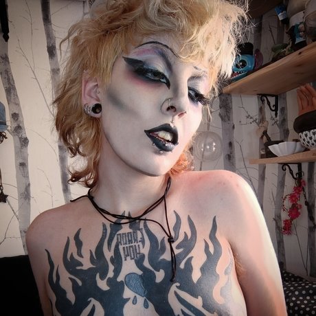 Nixiie Quinn model nackt archiv