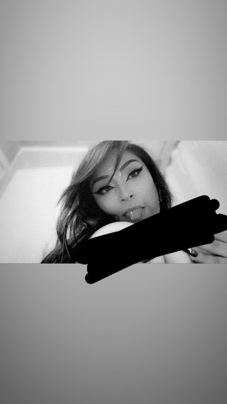 Pixie Uchiha pornostar bilder