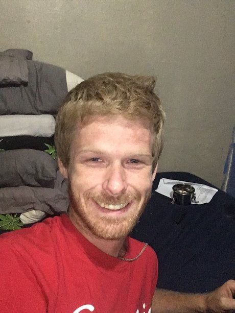 Dustin Menchue top sexy bild