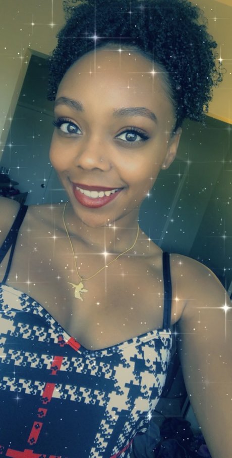 Essiee Mariee model kunst galerie