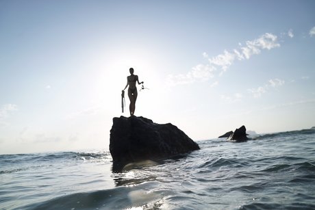 Amell nackt sexy foto