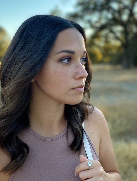 Alana Araya model hübsche bild