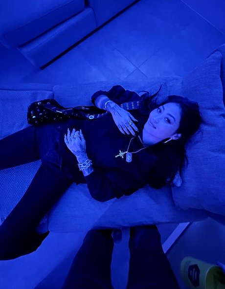 Mae Col kostenlose nackt bilder