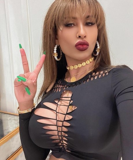 Amelia Maltepe exklusive galerien