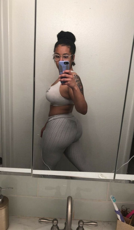 Elusivemulatto model sexy bilder