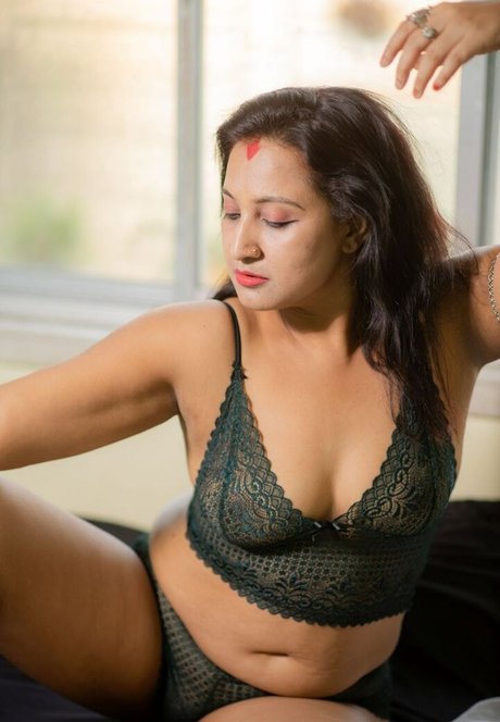 Mili Debnath Nude schauspielerin freie foto