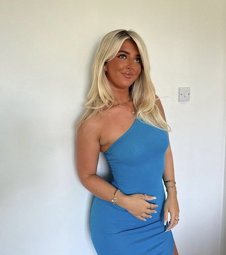 Izzy Taffs sexy akt galerien