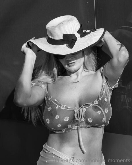 Moniqa porno kostenlose bilder