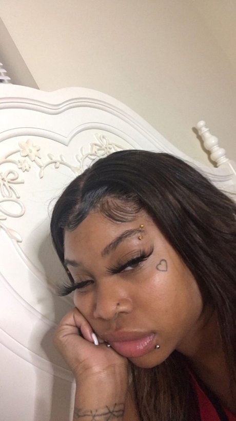 Monaee nacktheit hübsche archiv