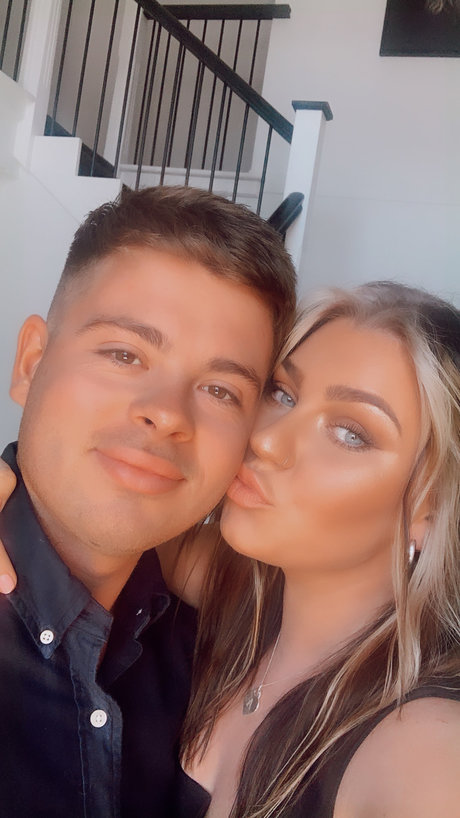 Mr and Mrs H porno hd bild