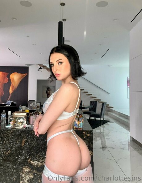 Charlotte Sins heiße fotos
