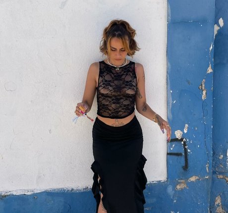 Wavyute model schöne bilder