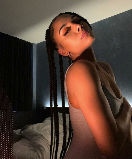 Alix Lapri sex galerie