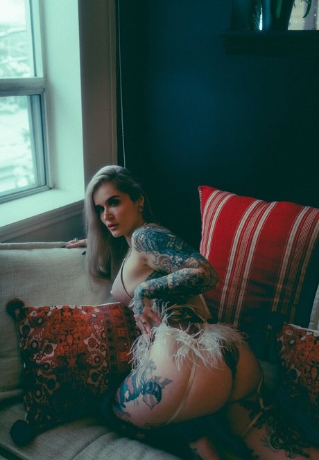 Katie Hollow pornostar nackt foto