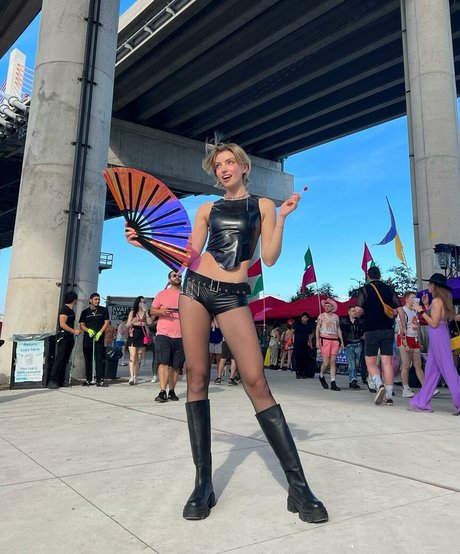 Niamh Adkins nackt erwachsene galerie